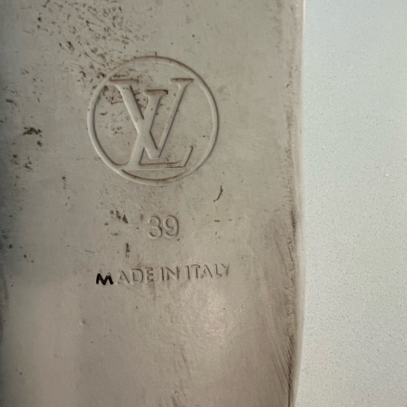 AUTHENTIC with box & shoe bags Louis Vuitton white pool slides. Rubber slides. - Picture 13 of 13